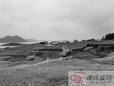 10日，約30輛自駕車被困在長壽湖的這片湖灘上。