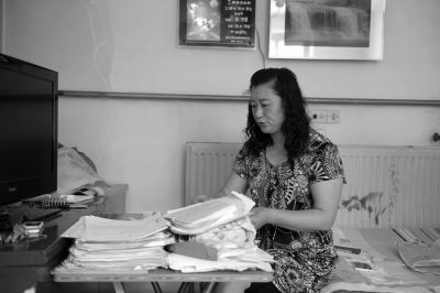 原偉東的姐姐在家整理材料。京華時報記者陶冉攝