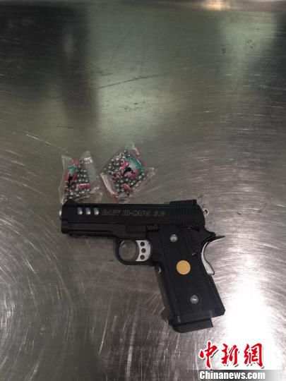 圖為查獲的空氣動力槍和鋼珠彈?！＄娦馈z