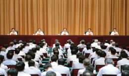 上圖為全省領(lǐng)導(dǎo)干部會議會場。 本報記者李聯(lián)軍攝
