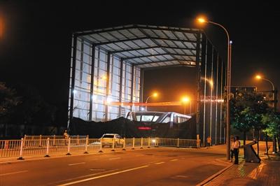 昨日夜間，河北北戴河，“巴鐵”1號(hào)試驗(yàn)地，工作人員正在對(duì)車體進(jìn)行施工檢修。