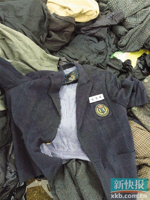 現(xiàn)場查獲的一件韓國校服。 鄭雁虹/攝