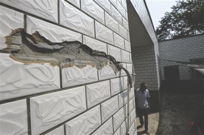 村民家被閃電擊中，墻上的瓷磚被打壞