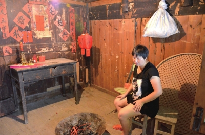 邱巧媚經(jīng)常一個(gè)人坐在屋里發(fā)呆。本版圖片京華時(shí)報(bào)記者 韓林君 攝