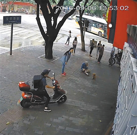 寵物狗絆倒八旬老太 沒有“逃離”現(xiàn)場(chǎng)坐等民警來