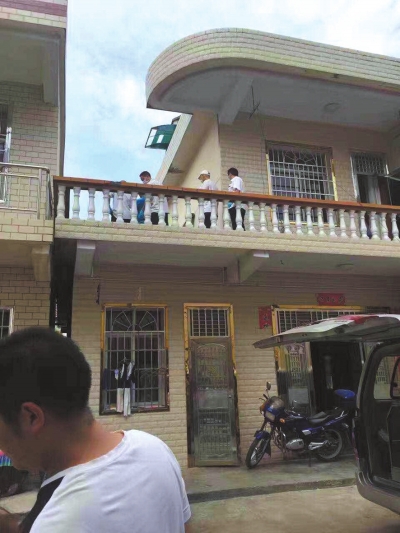 警方在嫌疑人鄰居家二樓露臺(tái)上發(fā)現(xiàn)女孩尸體。 家屬供圖