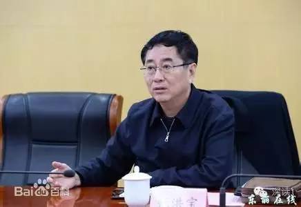 通報(bào)指出，張洪寶眼看著幾年前還不知名的個(gè)體老板搖身一變成為大企業(yè)家，心里既艷羨又發(fā)酸，滋生了“我為他們贏得了好的發(fā)展機(jī)遇，收些款物就權(quán)當(dāng)是對(duì)我這些年辛勤工作的一種補(bǔ)償”的念頭。于是他開始熱衷于與身邊的企業(yè)老板拉拉扯扯、勾肩搭背，剛開始只是幾頓飯、幾張卡，日積月累，越陷越深，不給錢不辦事，給了錢才辦事，在東麗人稱