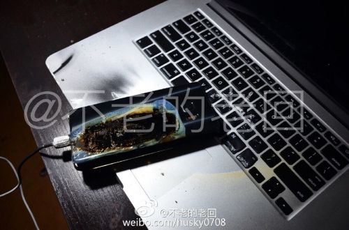 根據(jù)圖片來(lái)看，蘋(píng)果MacBook Pro筆記本觸控面板左邊部分被熏黑，而且該網(wǎng)友也提供了充電設(shè)備，就是三星Note 7原裝充電器。