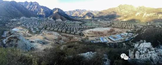 河北淶水“青青小鎮(zhèn)”1-6期全景圖，上百棟別墅組成的別墅群依山而建。部分山體被炸平，準(zhǔn)備建起聯(lián)排雙拼別墅。    新京報(bào)記者 大路 攝