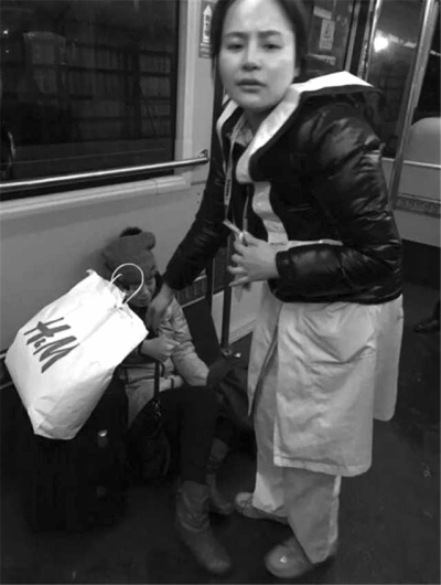 事發(fā)后，一名女乘客（左）受傷。