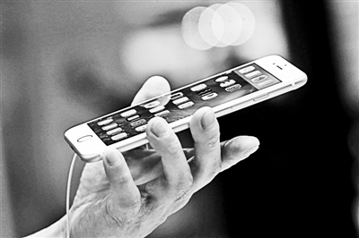 事實(shí)上，很多專業(yè)人士認(rèn)為蘋果回到美國(guó)生產(chǎn)不切實(shí)際的真正原因在于美國(guó)缺乏足夠的產(chǎn)業(yè)工人和配套產(chǎn)業(yè)鏈。一家風(fēng)險(xiǎn)投資公司的合伙人就表示：“目前美國(guó)在消費(fèi)電子產(chǎn)品領(lǐng)域已經(jīng)不具備供應(yīng)鏈。這種供應(yīng)鏈不僅僅指的是原材料和核心部件，而且還包括具有一定能力的熟練技術(shù)工人?！? complete=