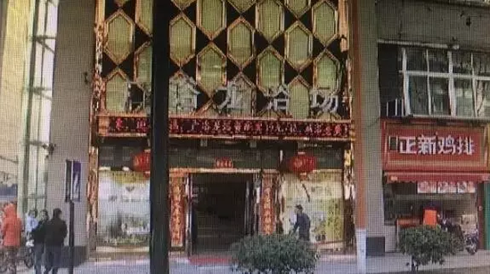 張阿姨說，附近柜臺一名工作人員，說什么也不讓她在這塊走廊哄孫女，幾句不和，雙方吵了起來。