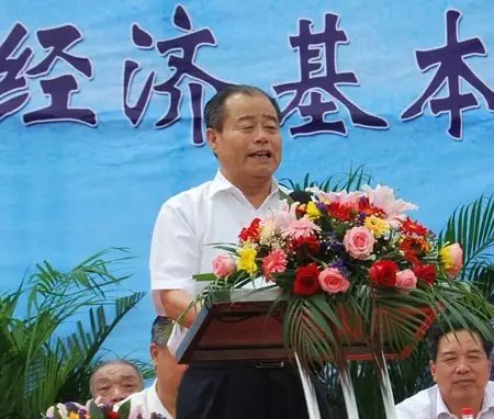 信發(fā)集團發(fā)展成為一家集發(fā)電、供熱、氧化鋁、電解鋁、碳素、燒堿、聚氯乙烯、電石、鋁深加工等產(chǎn)業(yè)于一體的現(xiàn)代化大型企業(yè)集團，位于山東聊城茌平縣。2016年10月，信發(fā)集團董事局主席張學(xué)信在接受山東商報采訪時表示，44年企業(yè)沒有一名員工離職。