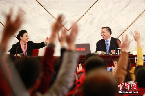 資料圖：2016年3月2日，全國(guó)政協(xié)十二屆四次會(huì)議新聞發(fā)布會(huì)在北京人民大會(huì)堂舉行，大會(huì)新聞發(fā)言人王國(guó)慶(右)回答中外記者提問。中新社記者 盛佳鵬 攝