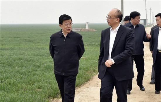 4月3日至4日，河北省委書記、省人大常委會(huì)主任趙克志，省委副書記、省政府黨組書記許勤在雄安新區(qū)調(diào)研。這是趙克志、許勤4日實(shí)地察看雄安新區(qū)核心區(qū)概貌。 圖片來(lái)源：河北新聞網(wǎng)