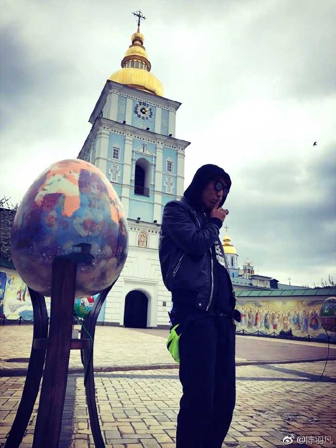 陳羽凡微博曬照，照片中做出閉嘴的手勢(shì)