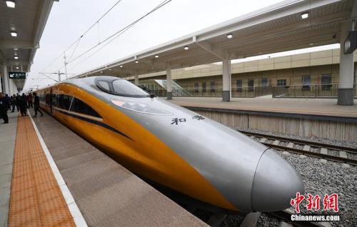 資料圖：2017年3月21日，新型CRH380AJ--0203動車組列車“黃醫(yī)生”從蘭州西車站高速場上線，開始檢測寶蘭客專蘭州西站至東岔站間334公里高鐵行車設備，寶蘭客專（蘭州局管段）聯(lián)調聯(lián)試正式啟動。楊艷敏 攝