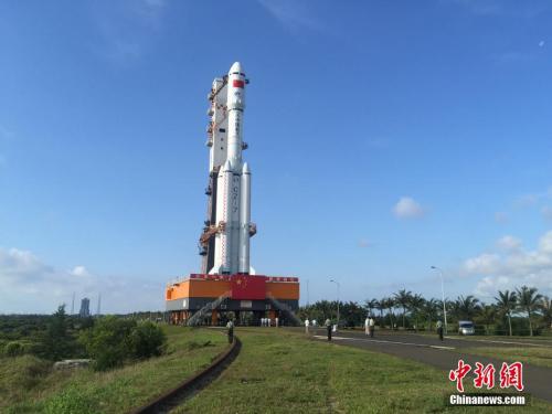 4月17日7時(shí)30分，承載著長征七號遙二運(yùn)載火箭與天舟一號貨運(yùn)飛船組合體的活動(dòng)發(fā)射平臺，垂直轉(zhuǎn)運(yùn)至發(fā)射區(qū)，標(biāo)志著“天舟一號”飛行任務(wù)正式進(jìn)入發(fā)射階段。閆寧 攝