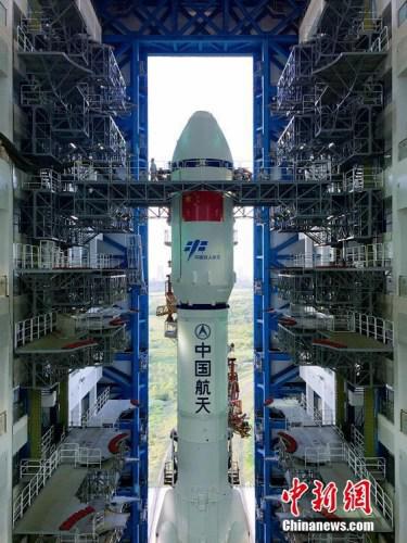 垂直轉(zhuǎn)運(yùn)的順利完成，標(biāo)志著“天舟一號”飛行任務(wù)正式進(jìn)入發(fā)射階段。張文軍 攝