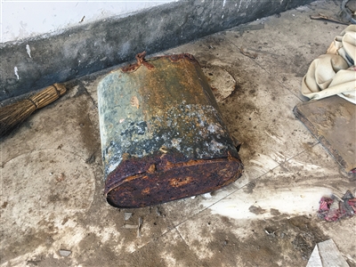 村民參與治理滲坑時(shí)使用過(guò)的鐵桶，已經(jīng)被嚴(yán)重腐蝕。