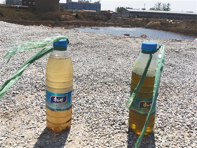 左側(cè)水樣取自化肥廠滲坑經(jīng)過(guò)治理的部分，顏色較淺；右側(cè)水樣取自同一滲坑未經(jīng)治理的部分，顏色更深。