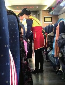 高鐵盒飯價(jià)格過高問題，近年來已成為社會(huì)熱點(diǎn)話題。高鐵盒飯價(jià)格緣何居高不下呢？究竟是盒飯企業(yè)壟斷化經(jīng)營，還是盒飯的成本高？這都需要高鐵相關(guān)部門公開透明，算出明細(xì)賬。