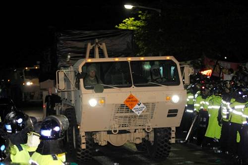 在1000多名警察的護(hù)衛(wèi)下，薩德系統(tǒng)被運(yùn)到星州的高爾夫球場圖據(jù)網(wǎng)絡(luò)