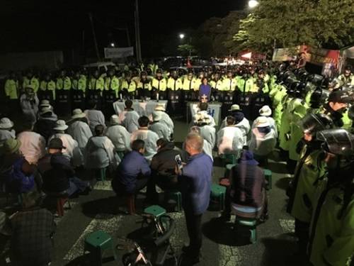 在把薩德搬運(yùn)到星州高爾夫球場過程中，當(dāng)?shù)鼐用窈途彀l(fā)生對抗沖突圖據(jù)網(wǎng)絡(luò)