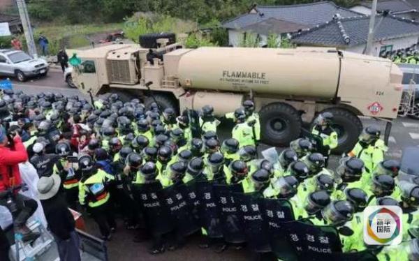 凌晨4時30分左右，駐韓美軍向“薩德”系統(tǒng)部署地星州高爾夫球場運(yùn)送“薩德”相關(guān)裝備。約有20多輛卡車和軍用拖車進(jìn)入星州高爾夫球場，其中裝有兩臺導(dǎo)彈發(fā)射架、X波段雷達(dá)及作戰(zhàn)指控中心等裝備。