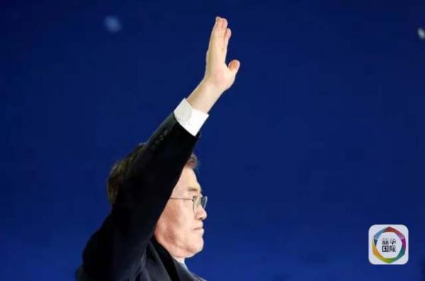 目前民調(diào)領(lǐng)先的共同民主黨候選人文在寅方面當(dāng)天上午表示，強(qiáng)行在星州部署“薩德”的做法“無視國民意愿和程序”，實(shí)際上切斷了下屆政府針對“薩德”相關(guān)政策的判斷余地。