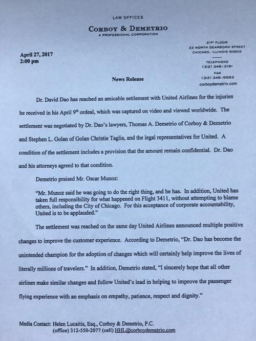 當地時間4月27日14點（北京時間28日凌晨3點），負責代理美聯航暴力拖拽乘客下飛機一案的律師德梅特里奧給包括央視記者在內的媒體發(fā)來郵件，稱美聯航已與遭暴力拖拽下飛機的乘客David Dao達成和解協議。但作為條件之一，協議的具體內容和涉及的金額保密。