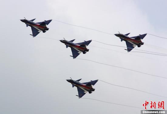 資料圖：殲-10表演機(jī)。<a target='_blank'  _fcksavedurl='http://www.chinanews.com/' _fcksavedurl='http://www.chinanews.com/'>中新社</a>發(fā) 申進(jìn)科 攝