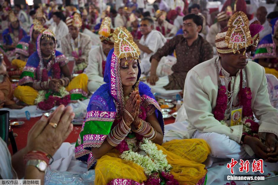 當?shù)貢r間2014年6月15日,印度新德里,印度政府為數(shù)百對貧困新人舉辦集體婚禮。