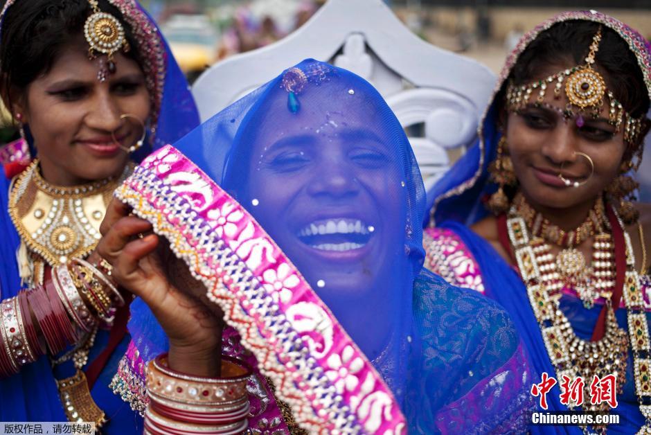 當?shù)貢r間2014年6月15日,印度新德里,印度政府為數(shù)百對貧困新人舉辦集體婚禮。