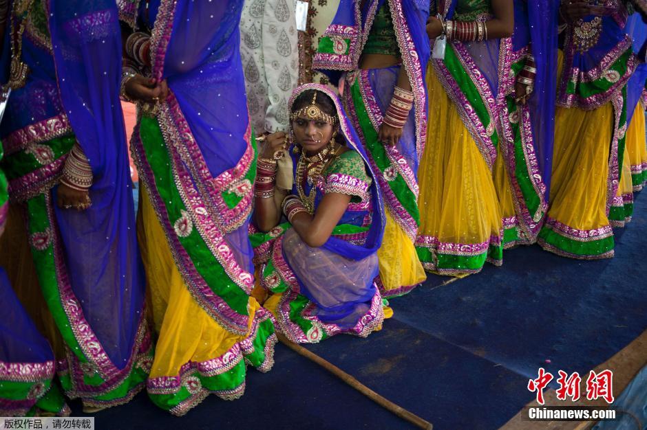 當?shù)貢r間2014年6月15日,印度新德里,印度政府為數(shù)百對貧困新人舉辦集體婚禮。