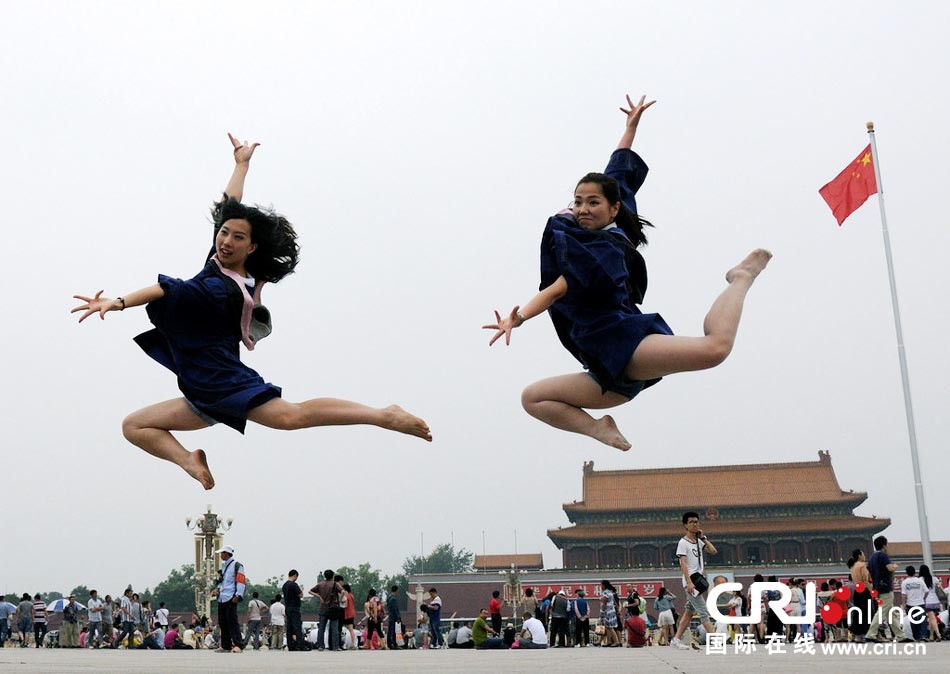 幾名打?qū)W生天安門廣場(chǎng)創(chuàng)意留影。圖片來(lái)源：金聞/CFP