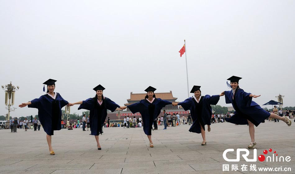 幾名打?qū)W生天安門廣場(chǎng)創(chuàng)意留影。圖片來(lái)源：金聞/CFP