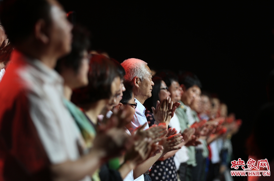 中央電視臺“時代楷?！卑l(fā)布廳，觀眾起立為“編外雷鋒團”鼓掌。