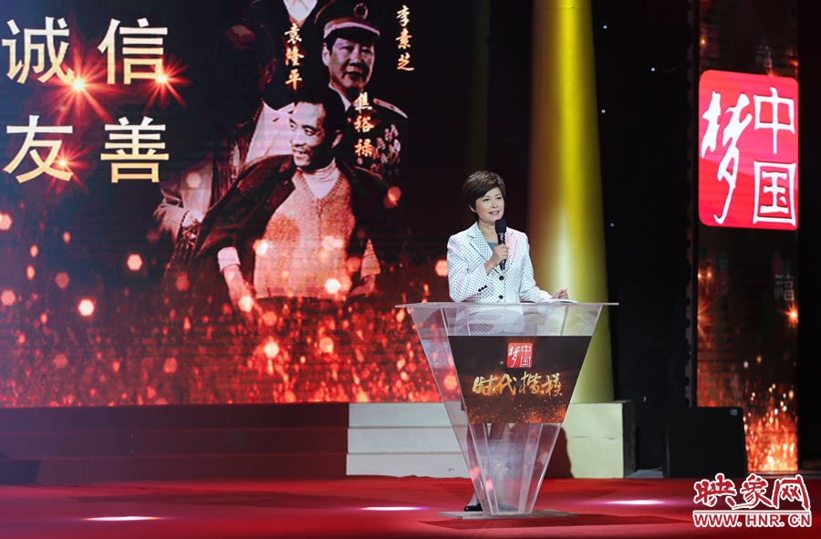 中央電視臺“時代楷?！卑l(fā)布廳，發(fā)布人敬一丹介紹“編外雷鋒團”。