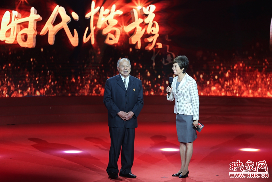 河南鄧州“編外雷鋒團”團長，在“時代楷?！卑l(fā)布廳接受敬一丹訪問。