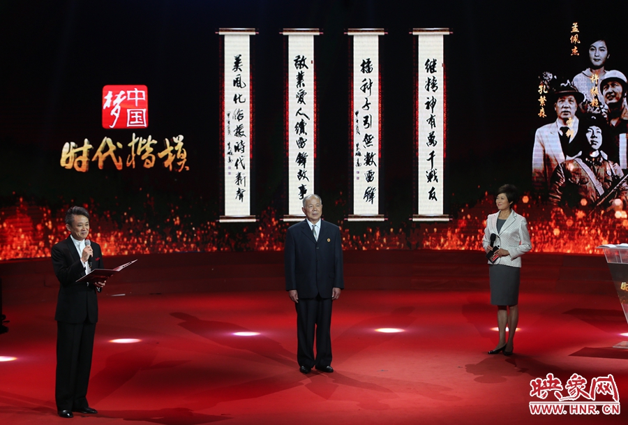 朗誦者現場朗誦贊河南鄧州“編外雷鋒團”的楹聯(lián)。