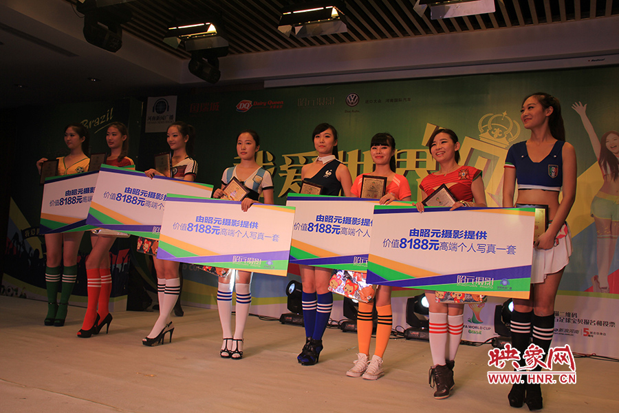 18位足球佳麗通過自我列紹、旗袍走秀、球衣展示三輪比拼，最終8位選手成功勝出。