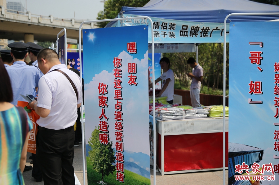 你在這里占道經(jīng)營“你家人造（知道）嘛？”