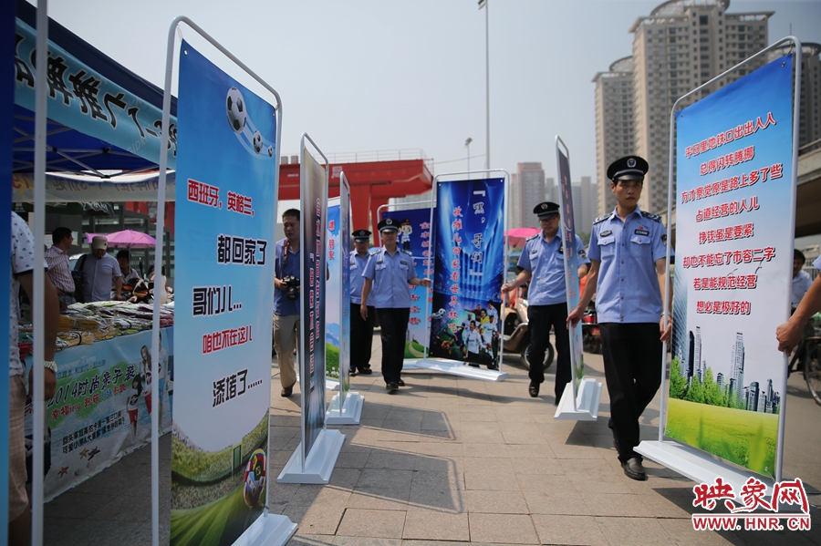 “平日里地鐵口出出入入，總得閃轉(zhuǎn)騰挪......”
