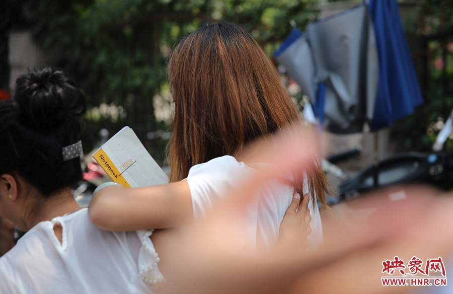 兩名看守攤位的女孩見記者拍照離開現(xiàn)場。