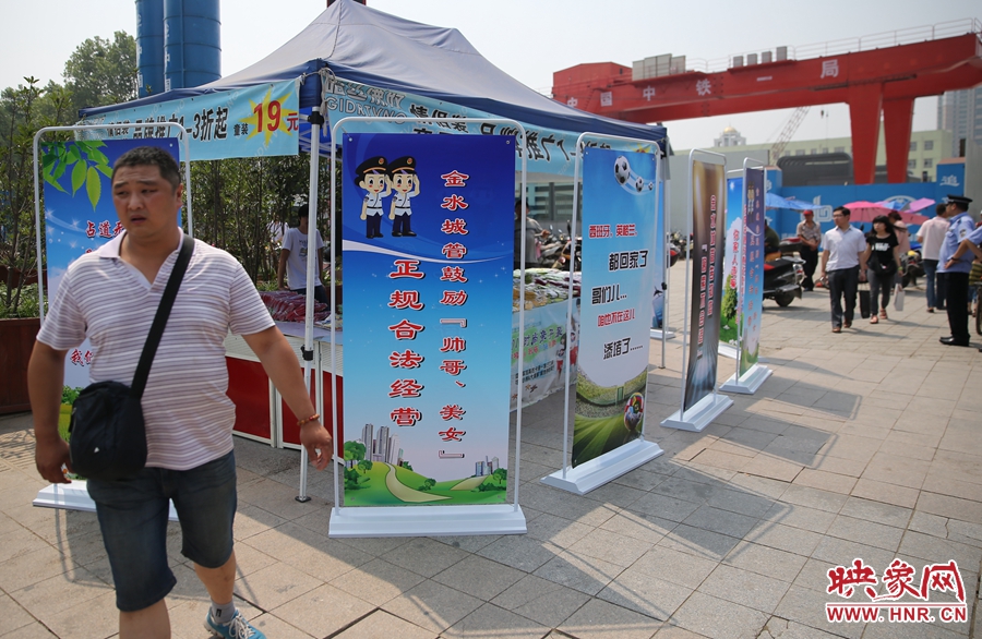 攤位被“圍觀”后，沒有一單生意，過往市民叫好。