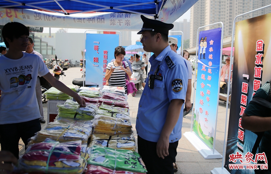 執(zhí)法人員勸導(dǎo)看守攤位的人員搬離，停止非法占道經(jīng)營。