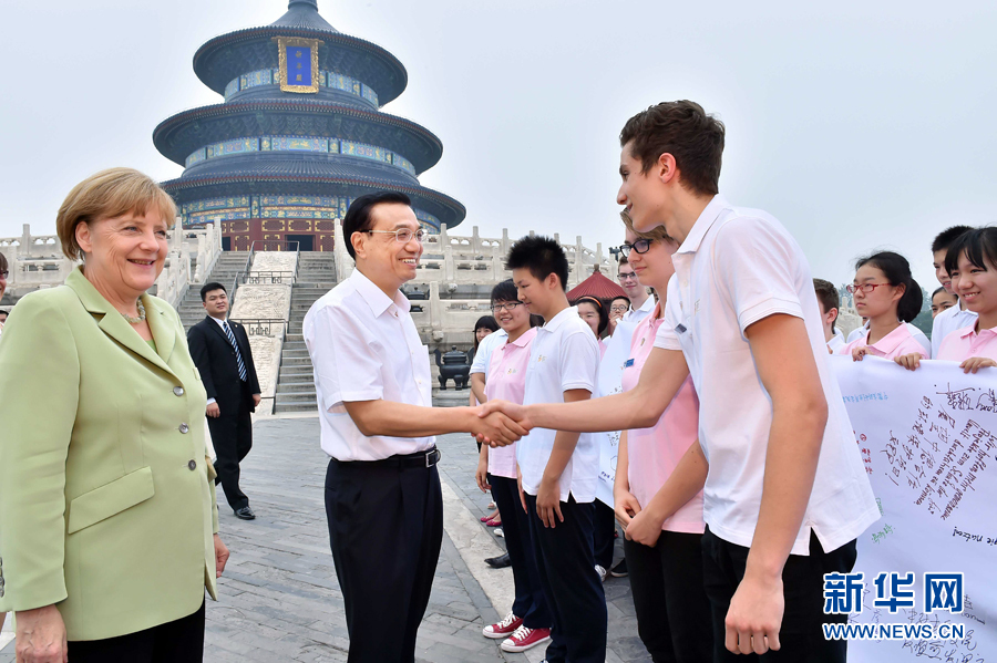 李克強(qiáng)同默克爾與青少年代表親切交流。