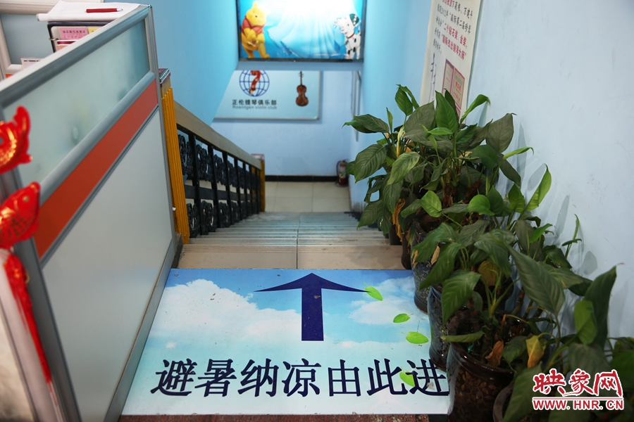 金水區(qū)人防（珠江琴行）納涼點(diǎn)入口處的明顯標(biāo)識(shí)。