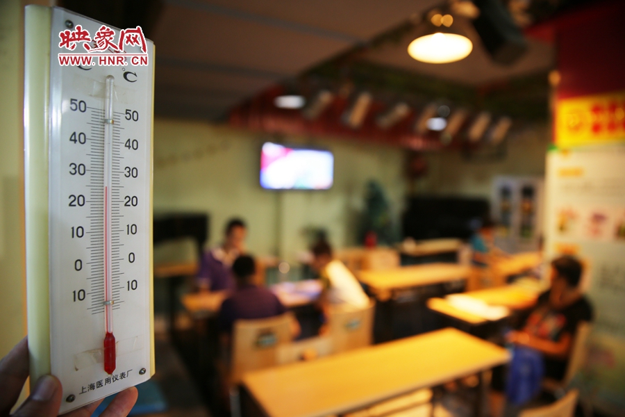 金水區(qū)人防辦（珠江琴行）納涼處，市民在25度的室內(nèi)玩棋牌。